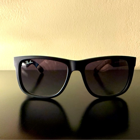 Ray-Ban Justin Classic black frame dark grey lenses - Picture 1 of 7